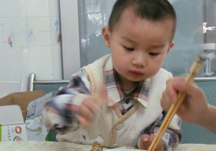 孩子异物卡喉妈妈及时救治,气管异物妈妈急救