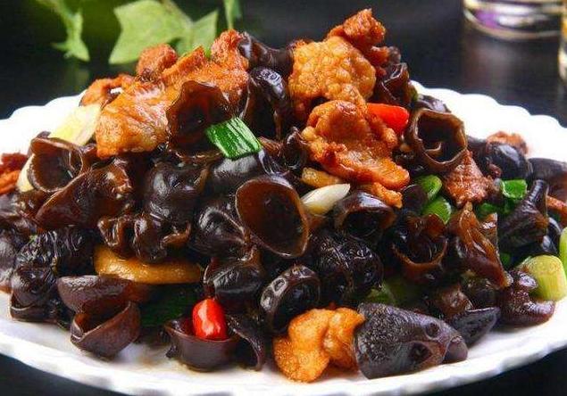 炒菜时油老往外溅,炒菜时怎么避免油到处溅