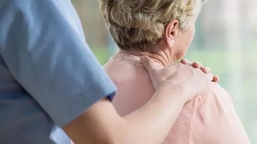 肩周炎肩膀疼痛两招立马见效,肩周炎肩膀疼得厉害一招立刻解决