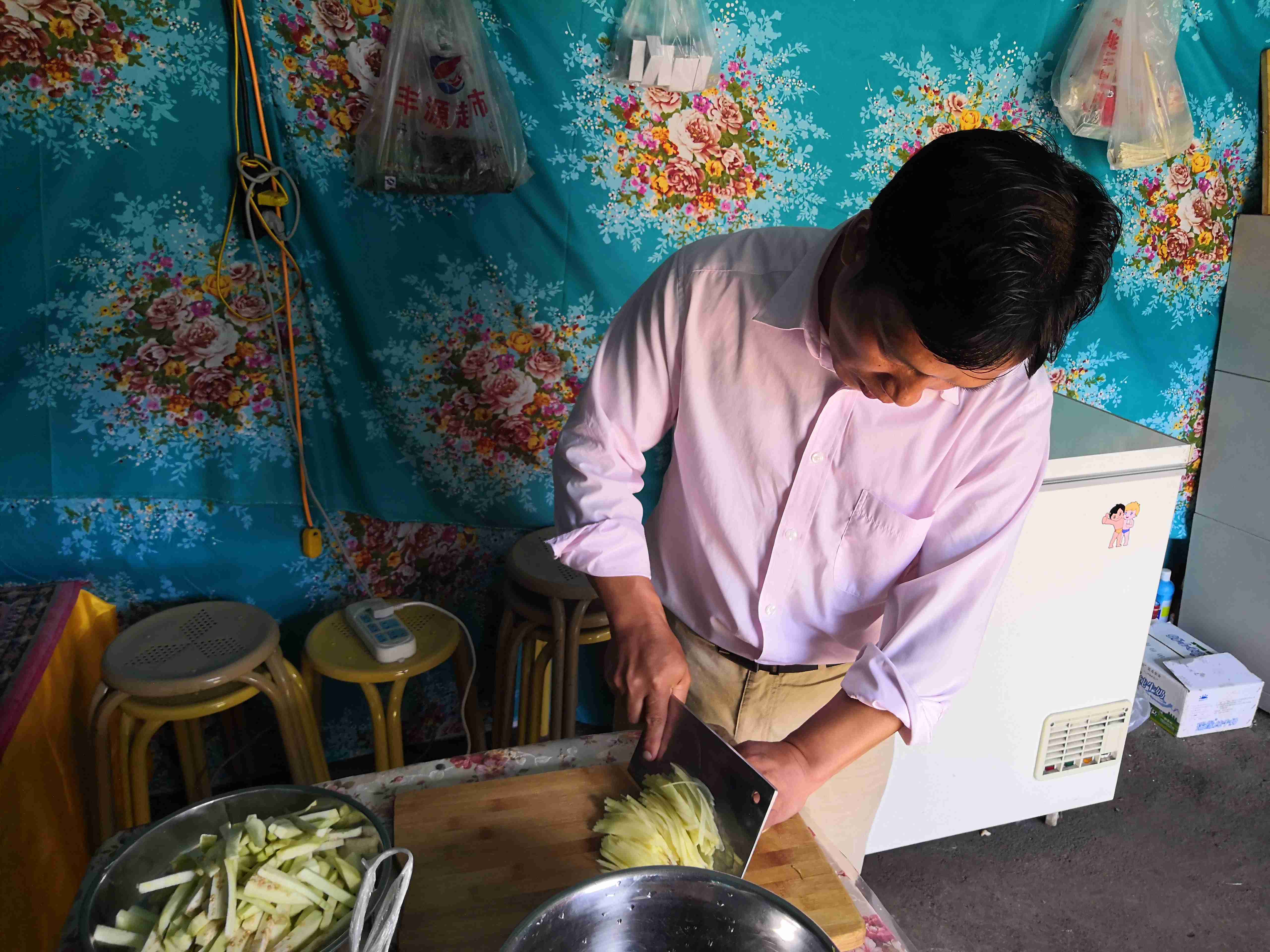 *疆新**蒙古包旅店老板,看他一天的收入多少,一个月就抵我一年工资