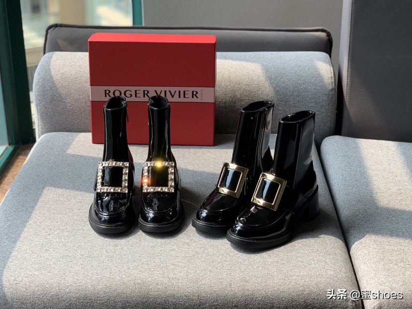 秋冬不能再穿凉鞋,怎么继续性感?RV方跟短皮靴帮你打造大长腿