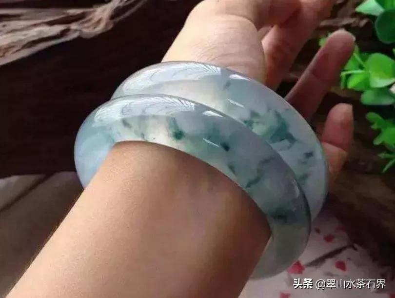 翡翠手镯取不下来怎么弄成两半,翡翠手镯取不下来怎么砸