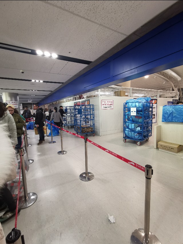 在济州岛机场，有群特殊的人群，每天都在做同一件事情