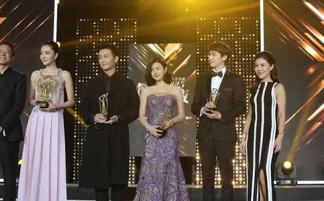 陈妍希圆脸造型,陈妍希白色抹胸裙造型图片