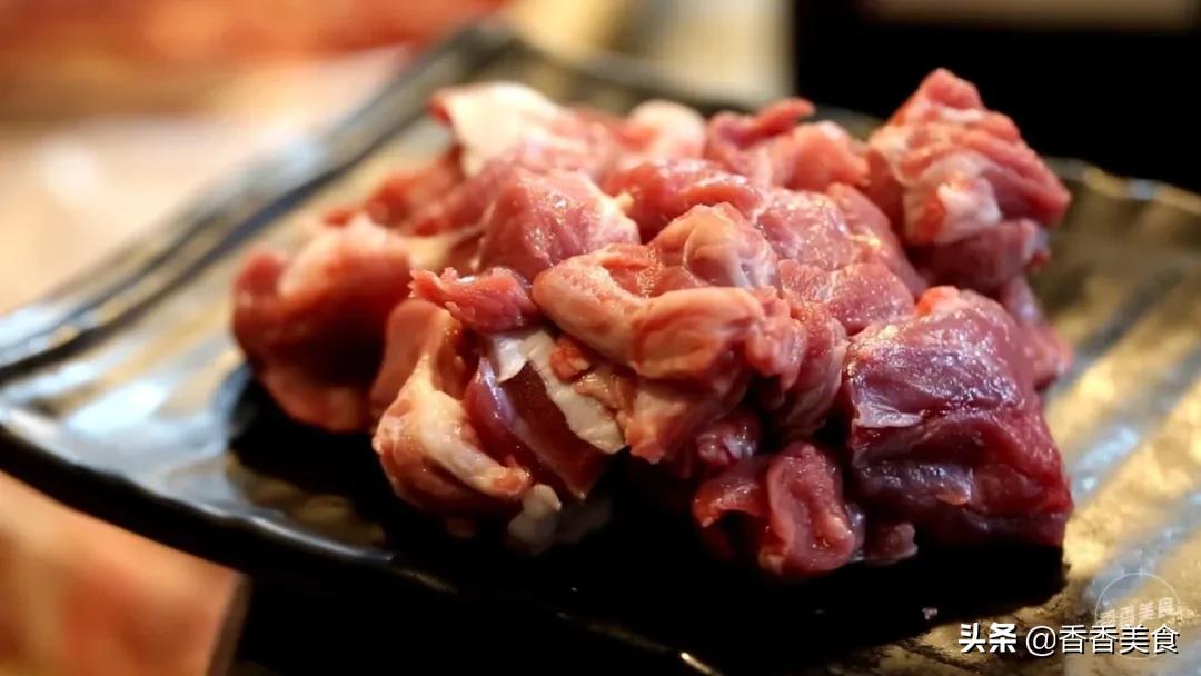 人山人海来吃肉,大哥小弟都说香