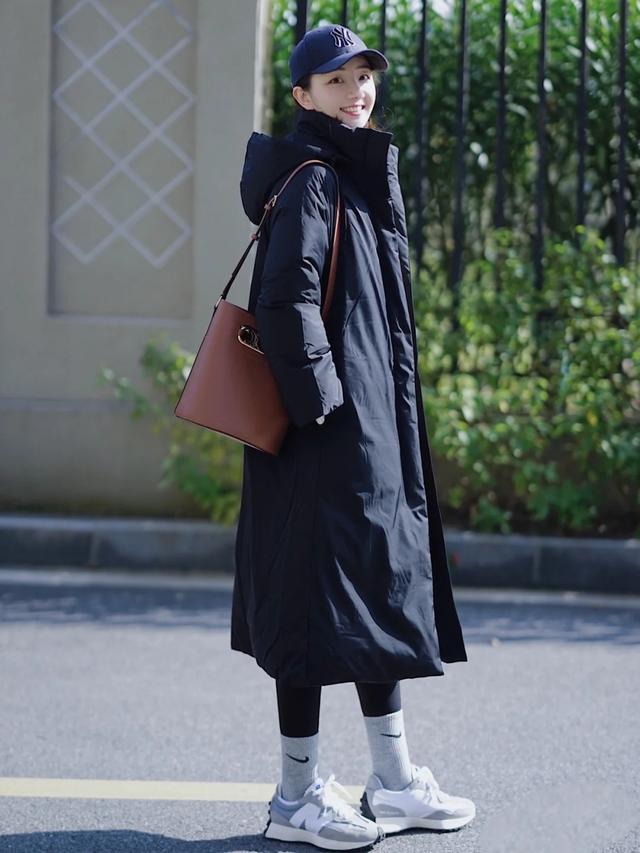 今年流行这样的鲨鱼裤舒适不紧绷 (最近爆火的鲨鱼裤这样穿更时髦)