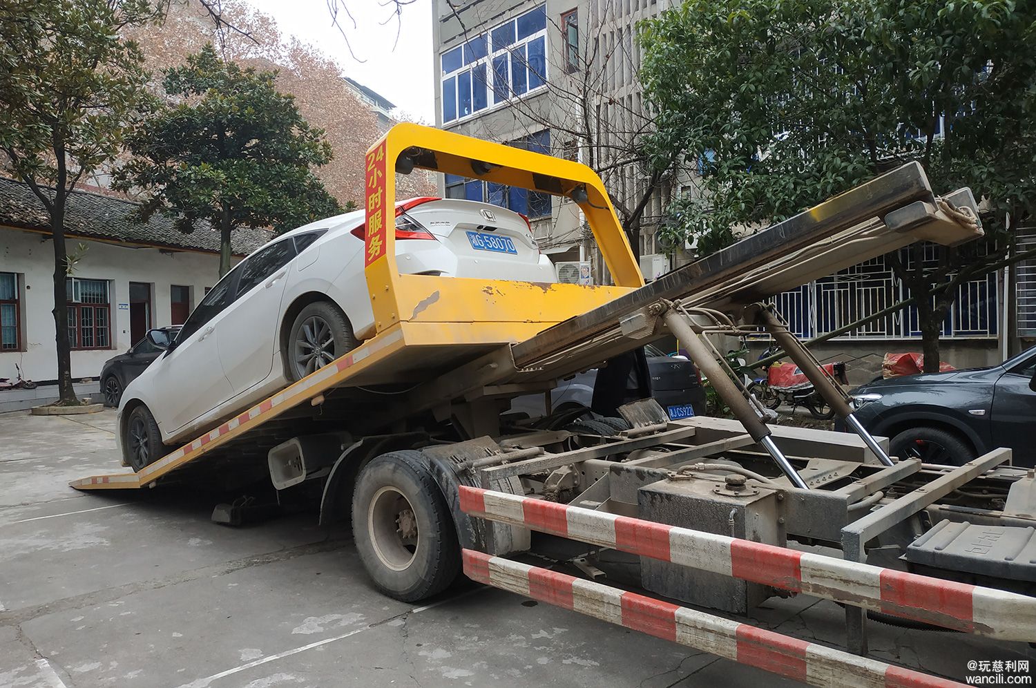 思域底盘轻轻被挂了,本田思域神车被交警拦下