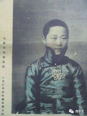 听过“塑身衣”，听过“塑脸领​”吗？民国显瘦第一神器