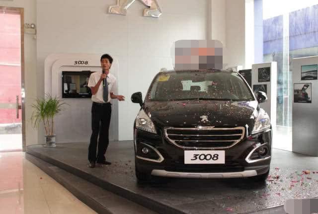 日本女销售员服务态度,日本跪式卖车女销售