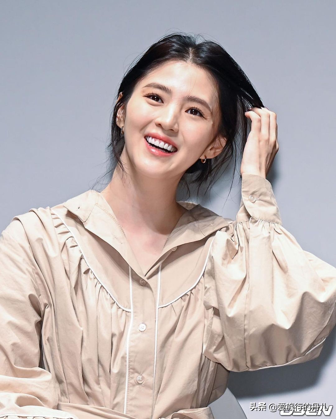 韩国女星韩素希红发,韩素希穿搭欧美绿色裙子