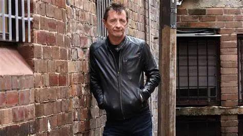 acdc吉他手签名款吉他,acdc最骚气的吉他手