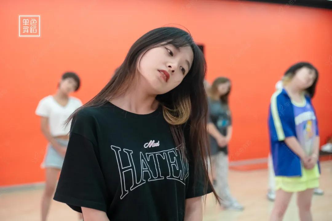 甩头基本功练习动作,零基础学跳甩头舞