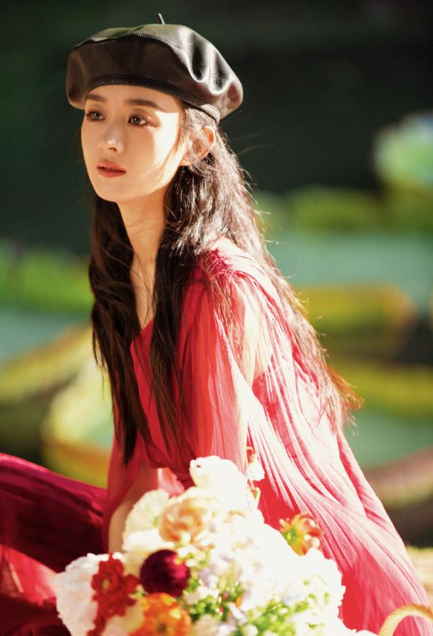 山花浪漫不及眉间一点朱砂，万千颜色都不如红色艳丽好穿搭