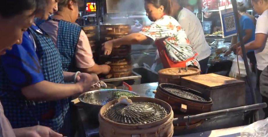 河南大妈卖传统小吃,摆摊卖半成品小笼包蒸饺