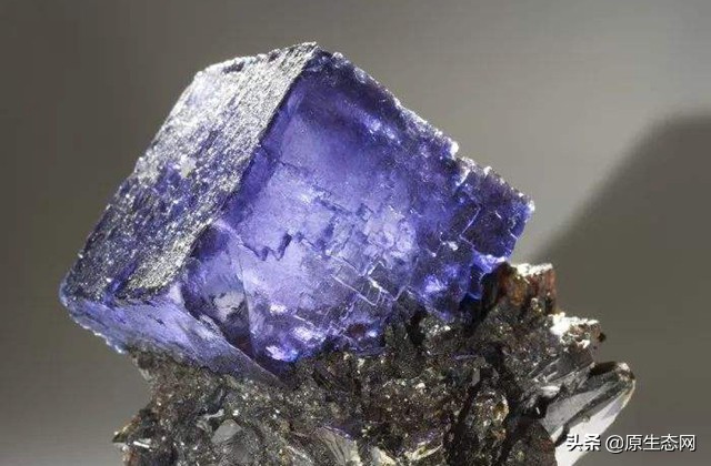 一到晚上就会发光的宝石,人造夜光宝石为什么会发光