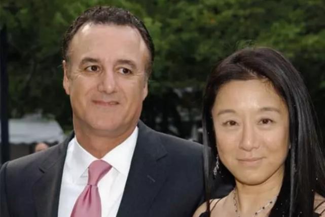 71岁百亿富翁,280亿富婆长得像17岁女孩