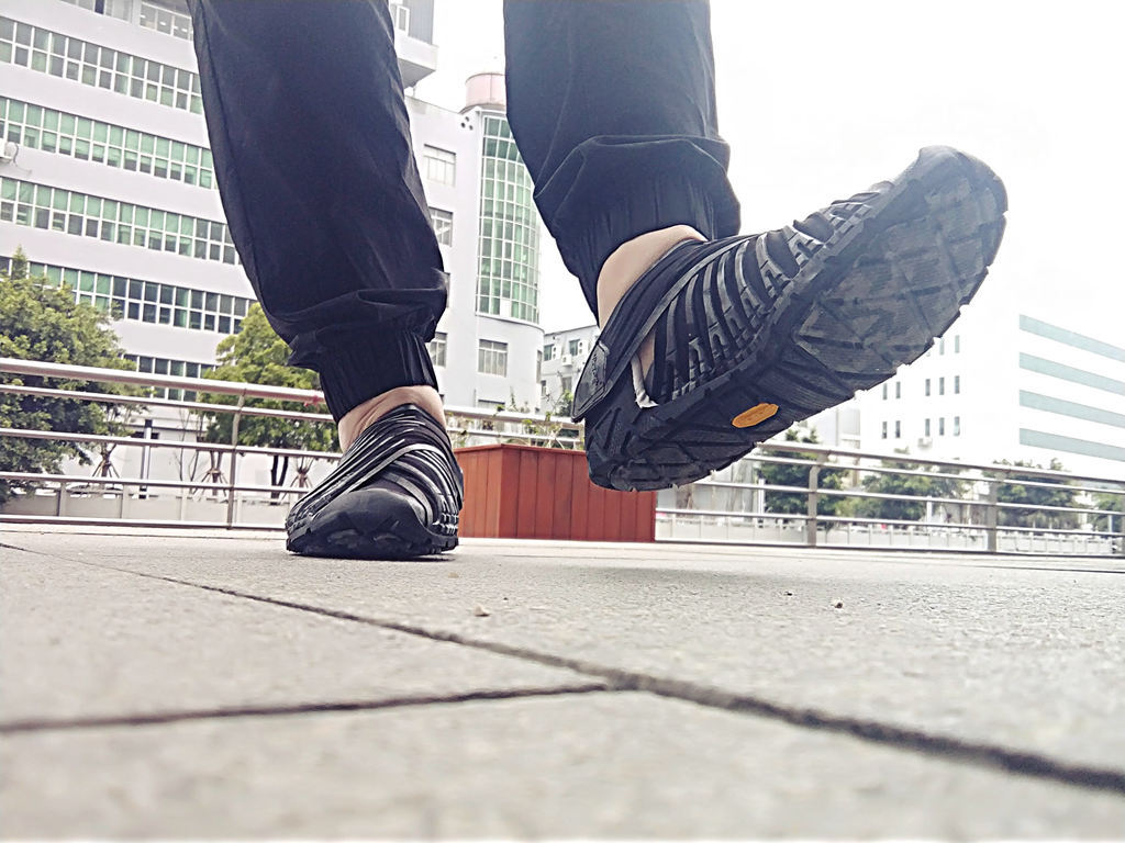 奇怪而又舒适：VibramFuroshiki包裹鞋体验