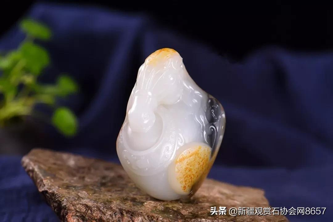 青花墨玉的意境美,青花玉有荧光点