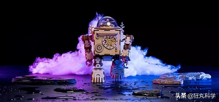 用老式胶片放映机改造投影过程,用木板拼出的老式电影放映机