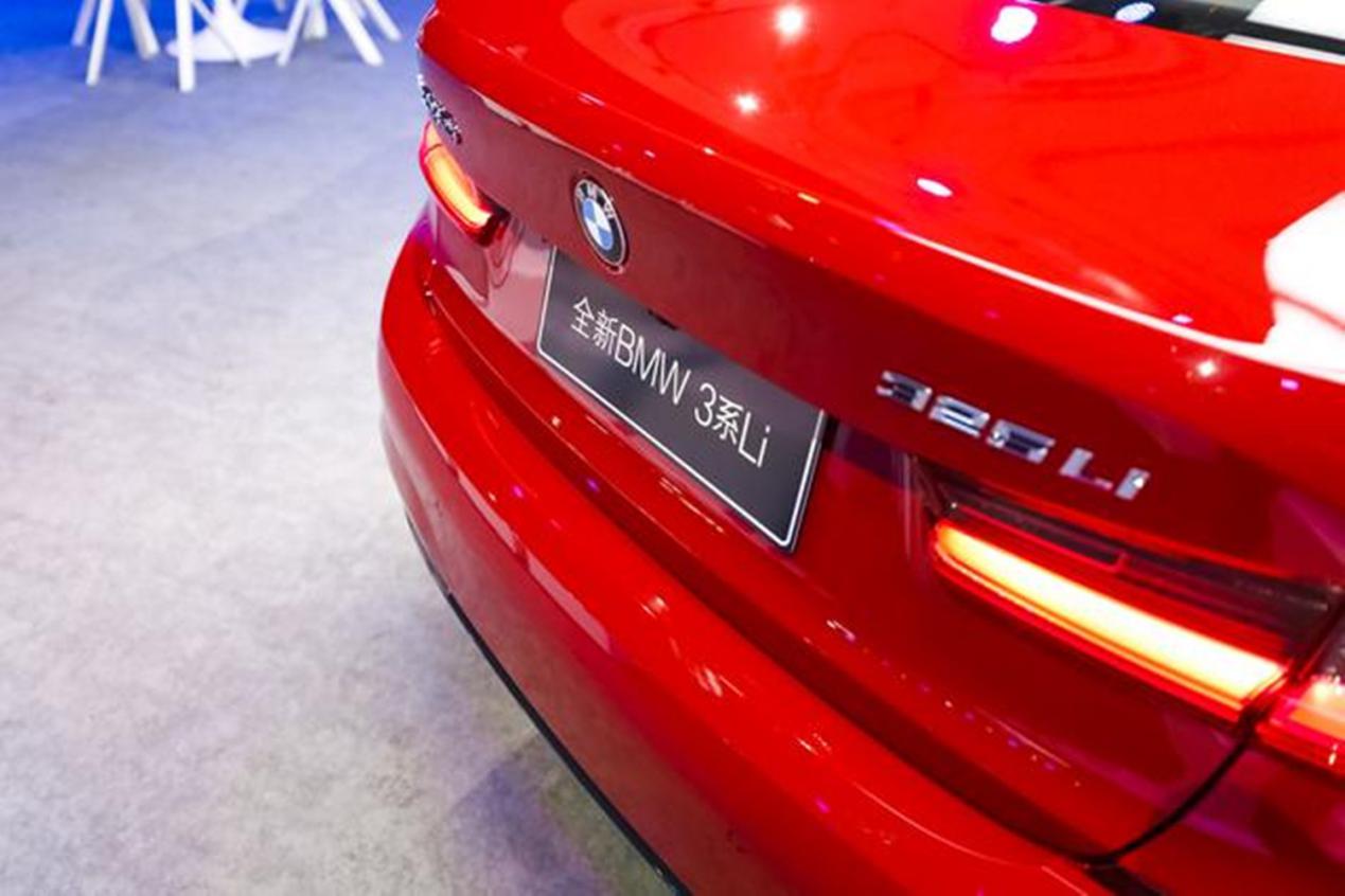 宝马新3系320和325哪个更值得买,宝马2021年3系325lim曜夜版