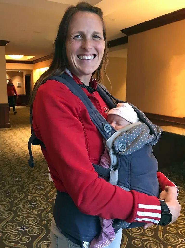 生孩子前11天，她跑了一场全马，3小时07分完赛