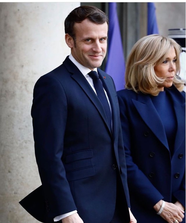 68岁布丽吉特短裙装,布丽吉特当时明亮的浅黄色穿搭