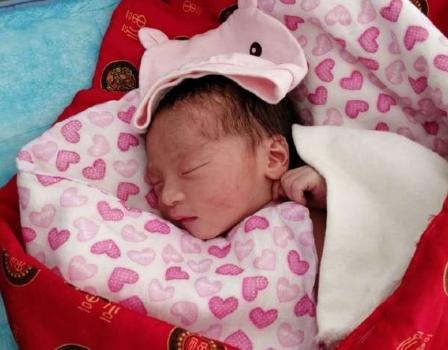 给新生儿按摩肚子的手法,顺产产妇促排尿的穴位按摩