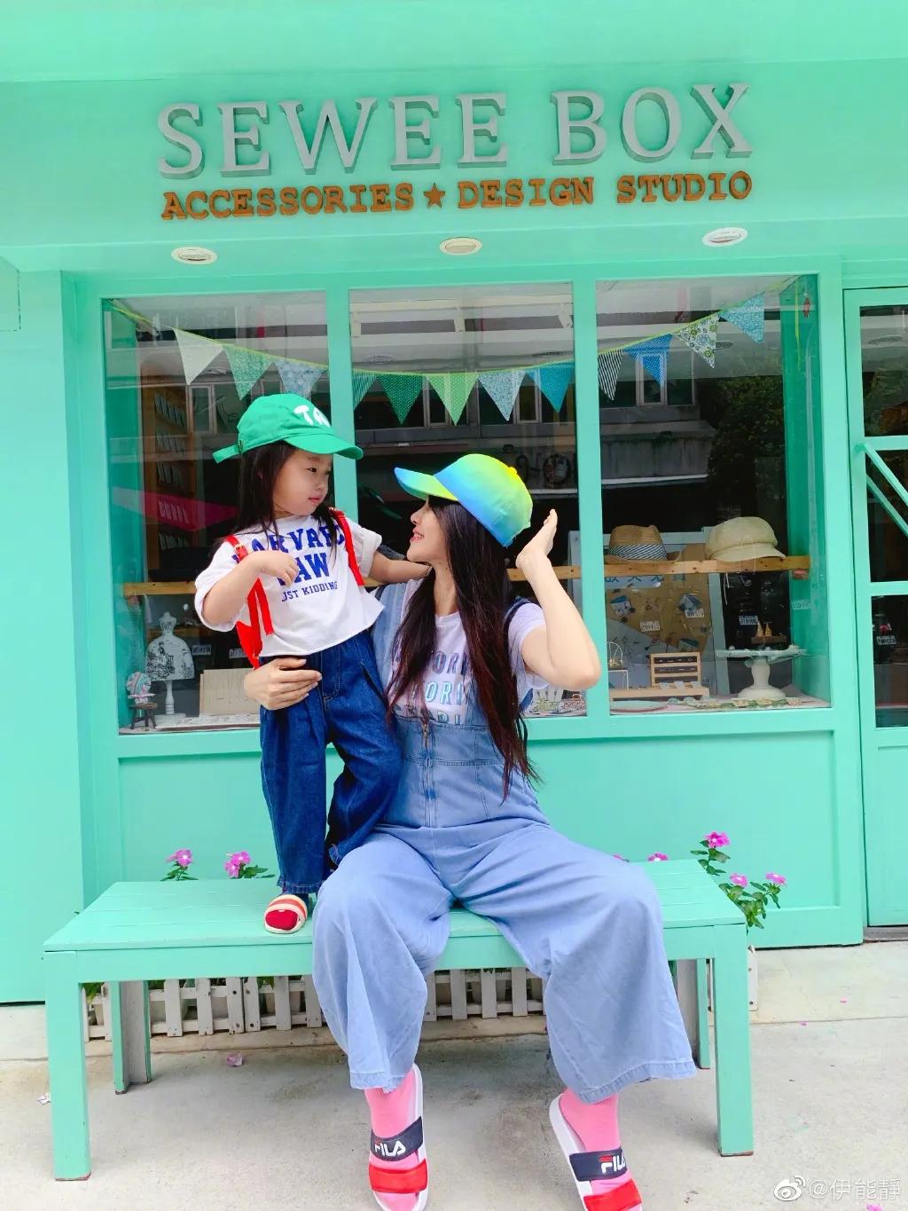 52岁伊能静晒与女儿逛街照,伊能静为什么叫56岁阿姨