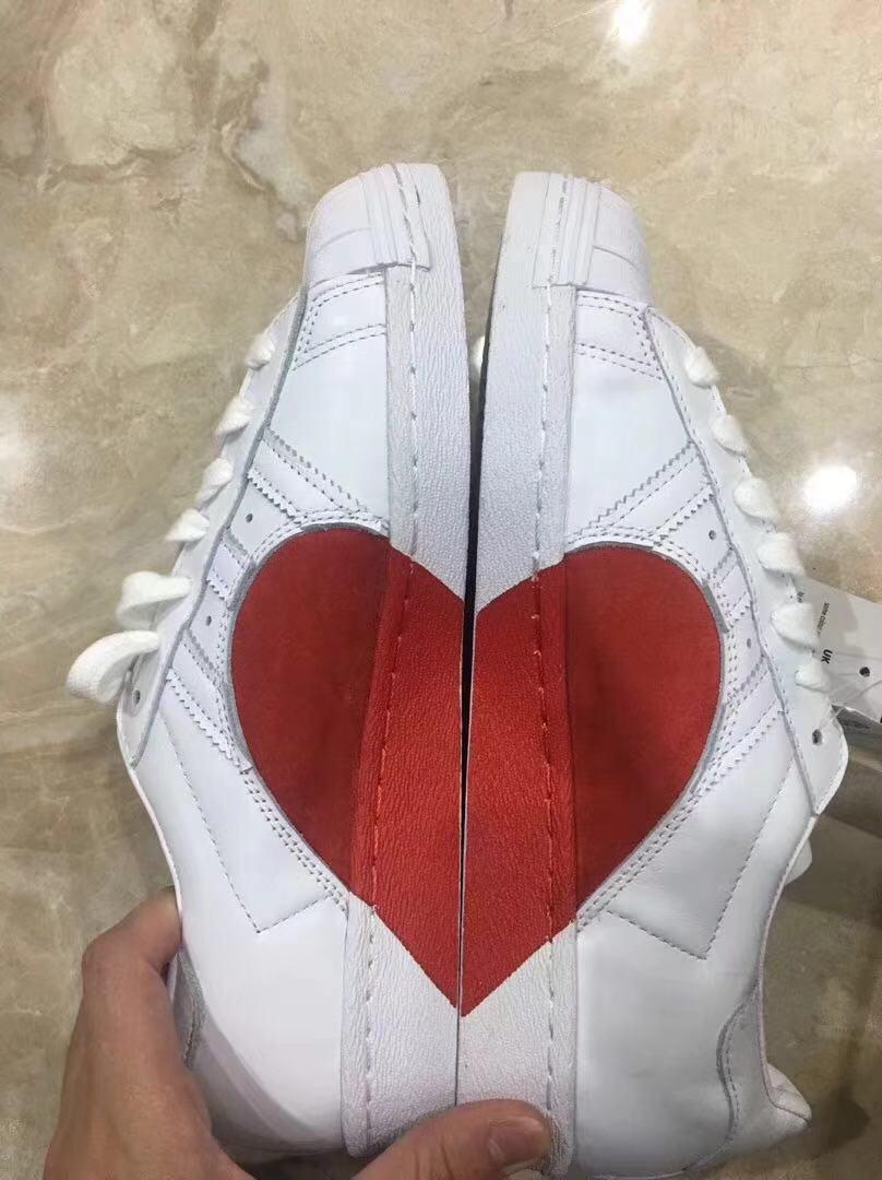 阿迪达斯绿色鞋怎么辨真伪,阿迪达斯的鞋怎么看真假鉴别