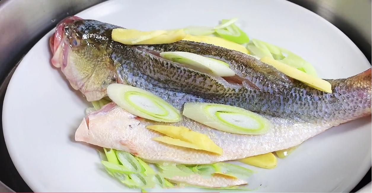 清蒸鲈鱼怎么做好吃又不腥气窍门,原来清蒸鲈鱼其中还有这么多秘诀