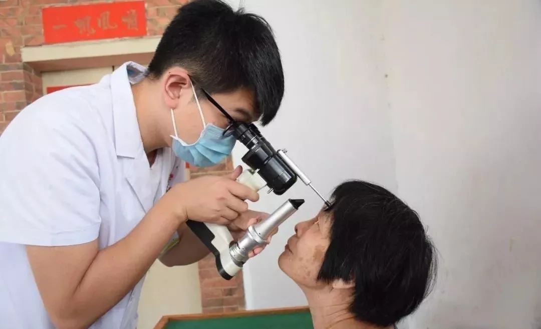 送医下乡暖民心健康帮扶见真情,健康扶贫在行动义诊下乡暖人心