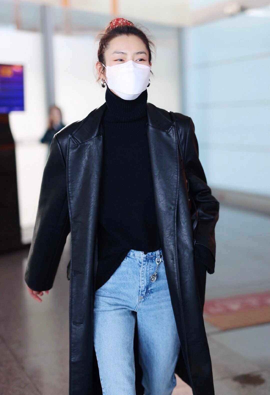 刘雯上身只穿一件皮衣,刘雯酒红色皮衣照片图片