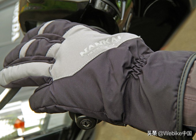 下雨天摩托车必备装备,骑摩托车下雨天必备神器