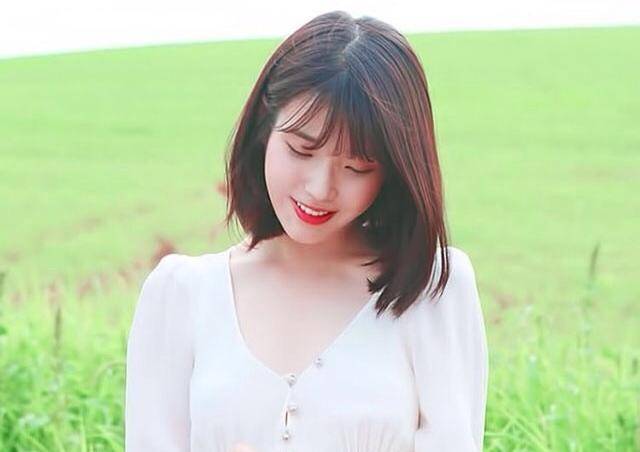 iu晒美照湿发造型出镜,iu回归照片最新