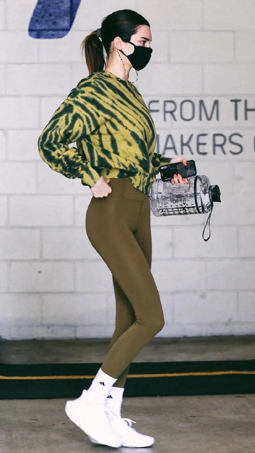 瑜伽服后面的球,瑜伽服后面蝴蝶结