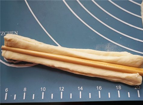 不用酵母也能炸出松软酥脆的油条,怎么用发酵粉炸出酥脆的油条