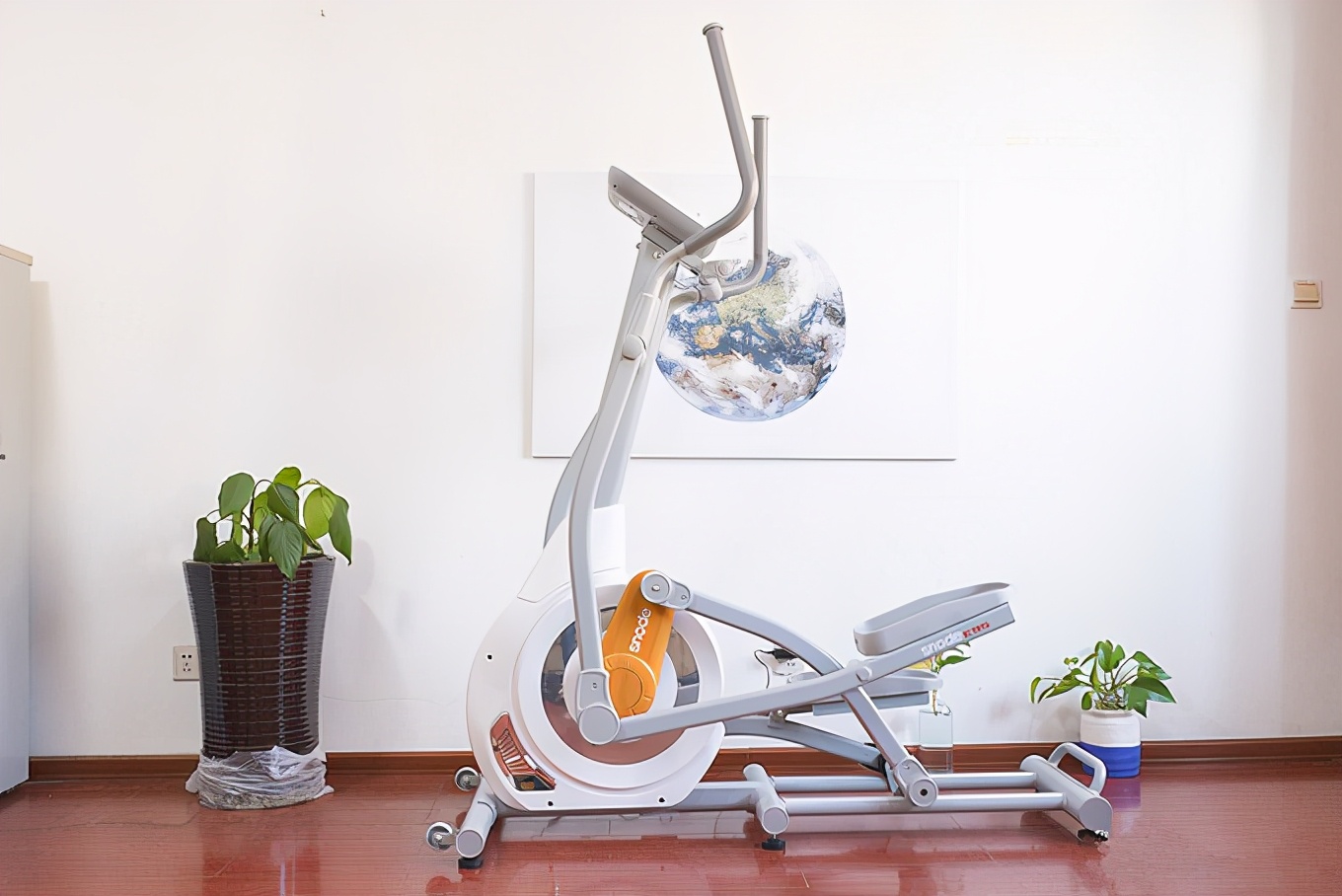 磁控静音，24档阻力，*诺斯**德前置飞轮椭圆机E95