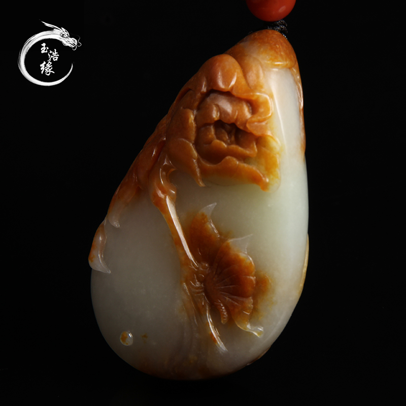 一款和田玉黄沁白肉籽料蝶恋花吊坠雕活了，牡丹雍容华贵的惊艳