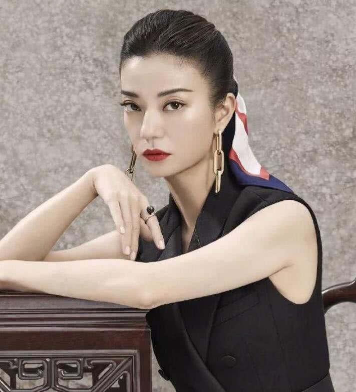 赵薇终于剪对发型！只剪了款空气刘海显青春，43岁嫩回23岁了