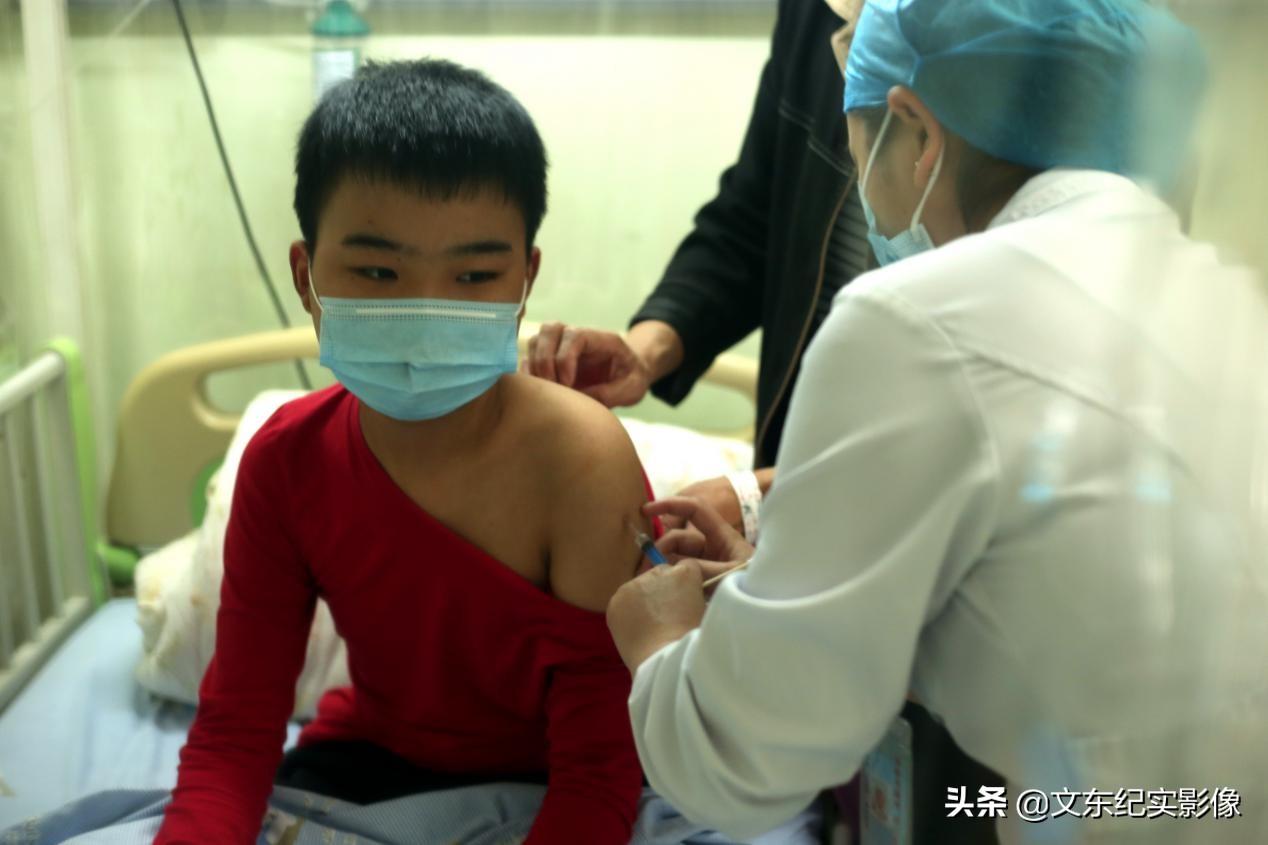 5旬大妈意外自救,五旬大妈冒着生命危险