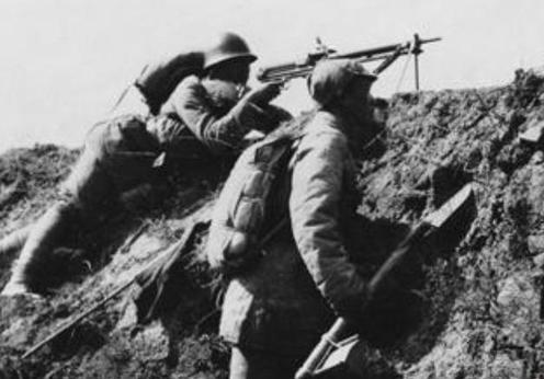 山东一老汉持有双枪七十多年,96岁山东老汉持双枪