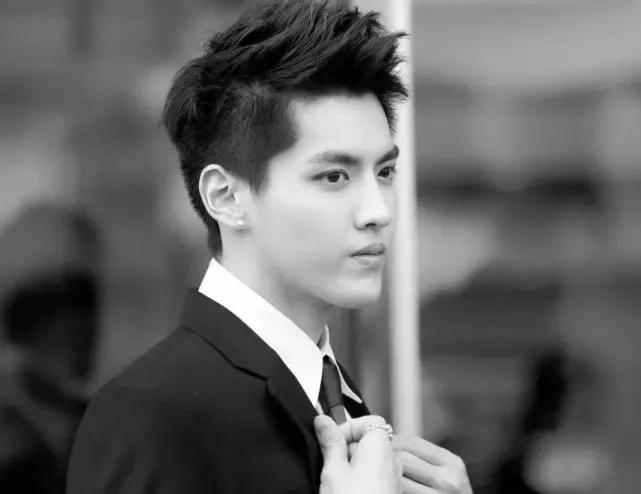 接触吴亦凡现状:一个人住在六平方米的单间里,瘫倒在地睡着了