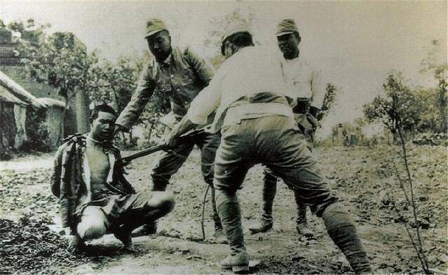 养父去世后36岁女孩寻亲,女子整理父亲遗物发现一封血书