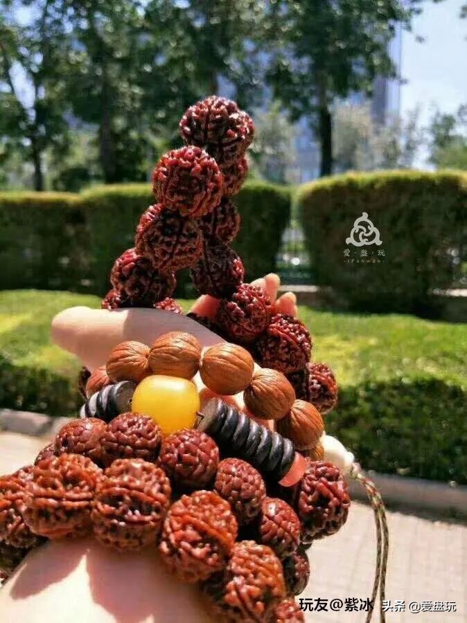 玩了五六百条手串,每天麒麟臂上班,这女子玩串牛气