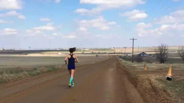 长距离训练怎么坚持,训练量过大会导致跑步跑慢吗