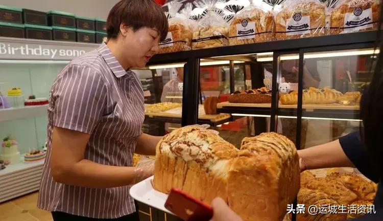 市民排队免费吃蛋糕：运城天鹅湾“生日颂烘焙”开业大酬宾