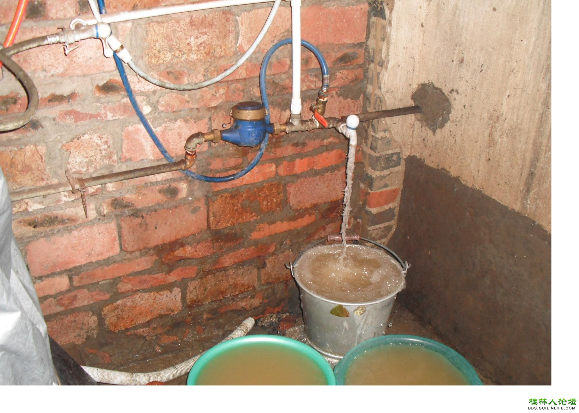 农村家庭必备的压水井,农村压水井为什么每次都要加水