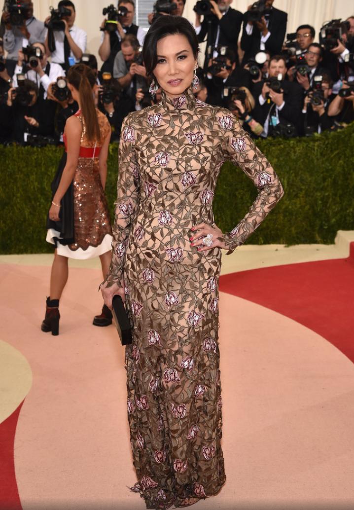 51岁邓文迪穿芭比粉,邓文迪穿搭