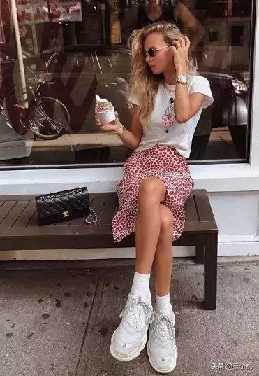 今年流行的裙子不穿高跟鞋,今年流行时髦的裙子冬天穿的