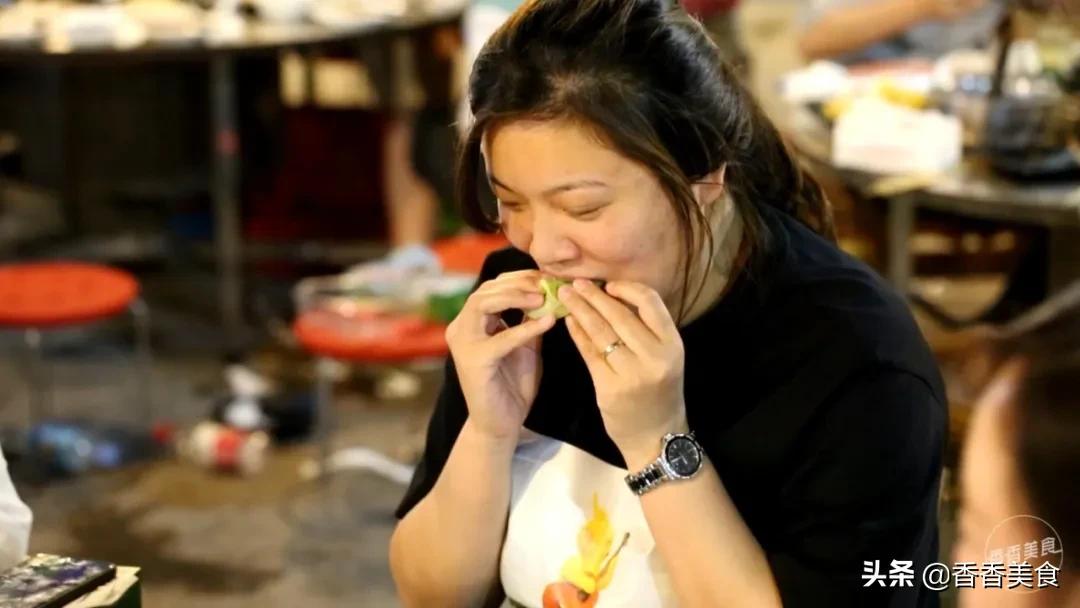 人山人海来吃肉,大哥小弟都说香